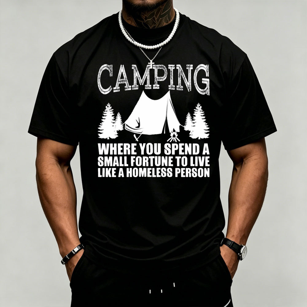 Outdoor Adventure Quotes Short - Kamp Çadırı Çam Ağacı Grafik Erkek